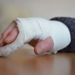 Jak długo trwa rehabilitacja po złamaniu nadgarstka? Poznaj fakty i czas powrotu do zdrowia