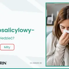 Kobieta z kubkiem w dłoni wydmuchuje nos w chusteczkę.