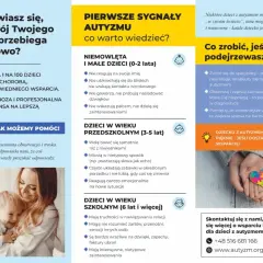 Uśmiechnięta mama trzyma na rękach małe dziecko.