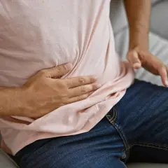 Ból esicy objawy – poznaj niebezpieczne symptomy i ich skutki