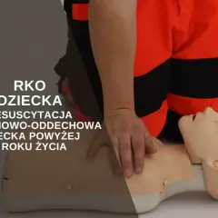 Ręce na klatce piersiowej manekina dziecka, ćwiczenie RKO.