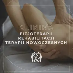 Fizjoterapeuta masuje plecy pacjenta. Na zdjęciu tekst: "KLINIKA FIZJOTERAPII REHABILITACJI TERAPII NOWOCZESNYCH".