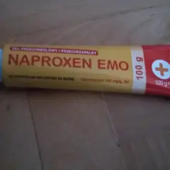 Tuba żelu Naproxen Emo 100g z białym zamknięciem na drewnianym tle.