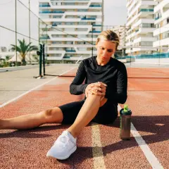 Jak długo boli skręcone kolano? Czas trwania bólu i rehabilitacja