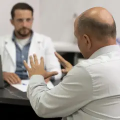 Co oznacza ból sutka u mężczyzny? Ważne objawy, które warto znać