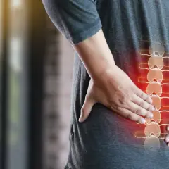 Ból pleców: ortopeda czy fizjoterapeuta? Kiedy wybrać odpowiedniego specjalistę?