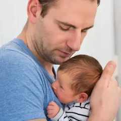 Jak podnosić niemowlę bez bólu - techniki dla mam i fizjoterapeutów