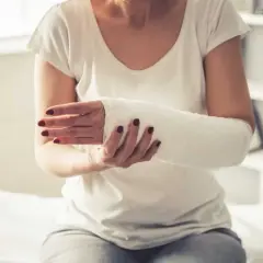 Skręcony nadgarstek jak długo boli? Poznaj czas trwania bólu