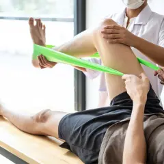 Fizjoterapeuta czym się zajmuje: poznaj jego kluczowe zadania i metody