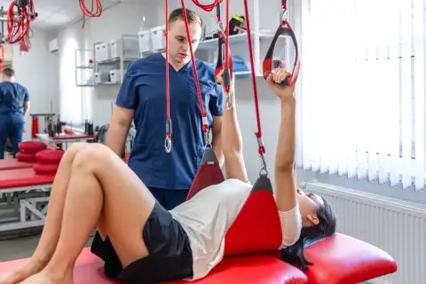 Pacjent po długiej hospitalizacji nadal nie ma siły wstać – skąd bierze się osłabienie i jak planować rehabilitację?