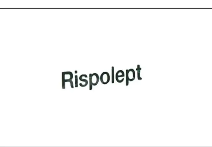 Napis "Risperidona" na białym tle.