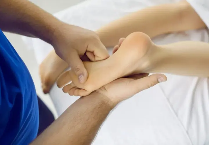 Ile trwa rehabilitacja po operacji haluksa? Poznaj kluczowe etapy