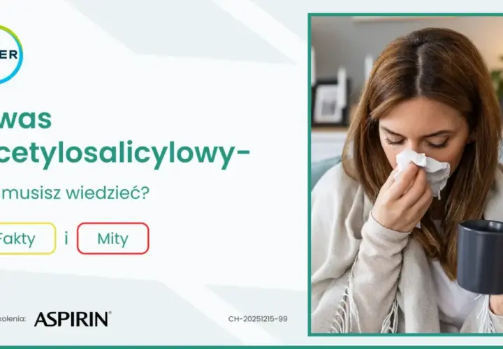 Kobieta z kubkiem w dłoni wydmuchuje nos w chusteczkę.