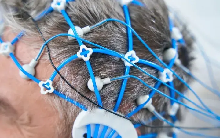 Co wykrywa badanie EEG? Kluczowe informacje o diagnozowaniu chorób