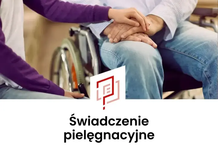 Dłonie młodej osoby i starszej osoby trzymają się nawzajem. Starsza osoba siedzi na wózku inwalidzkim.