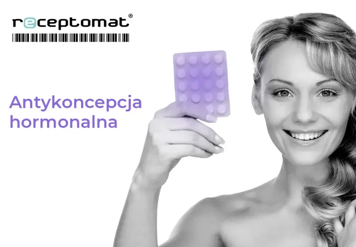 Uśmiechnięta kobieta trzymająca opakowanie tabletek antykoncepcyjnych.