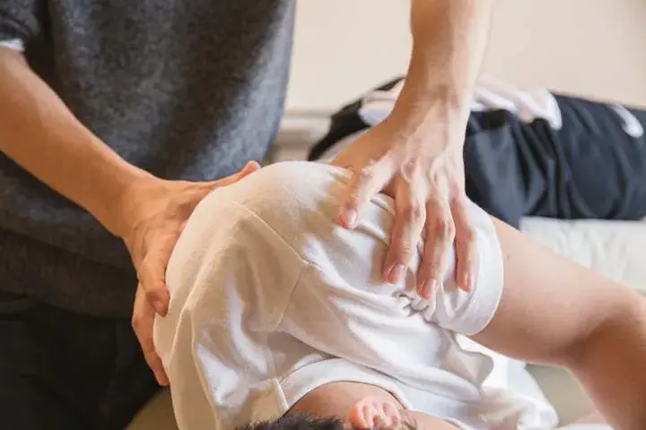 Komu przysługuje rehabilitacja domowa i jakie są warunki przyznania?
