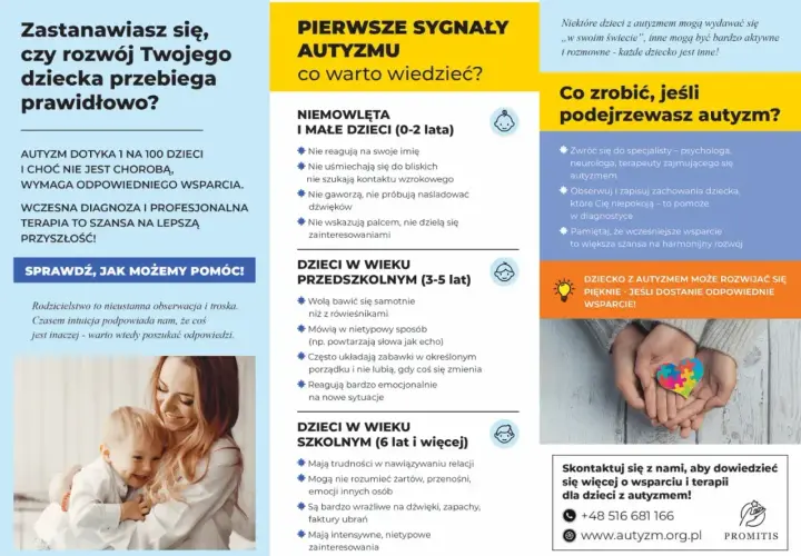 Uśmiechnięta mama trzyma na rękach małe dziecko.