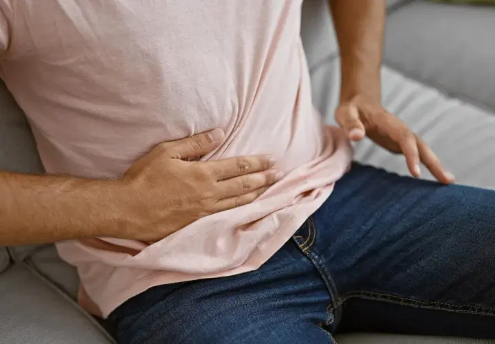Ból esicy objawy – poznaj niebezpieczne symptomy i ich skutki