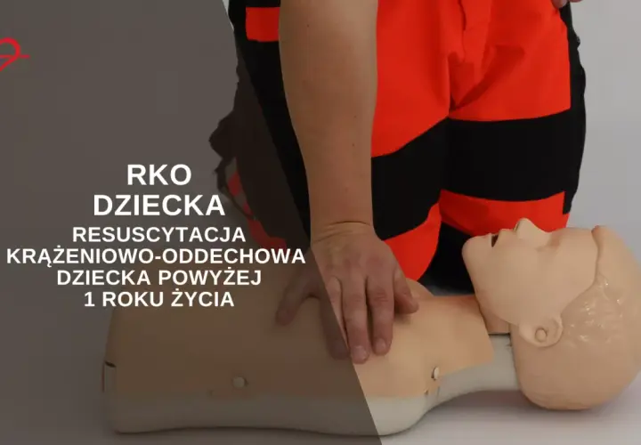 Ręce na klatce piersiowej manekina dziecka, ćwiczenie RKO.