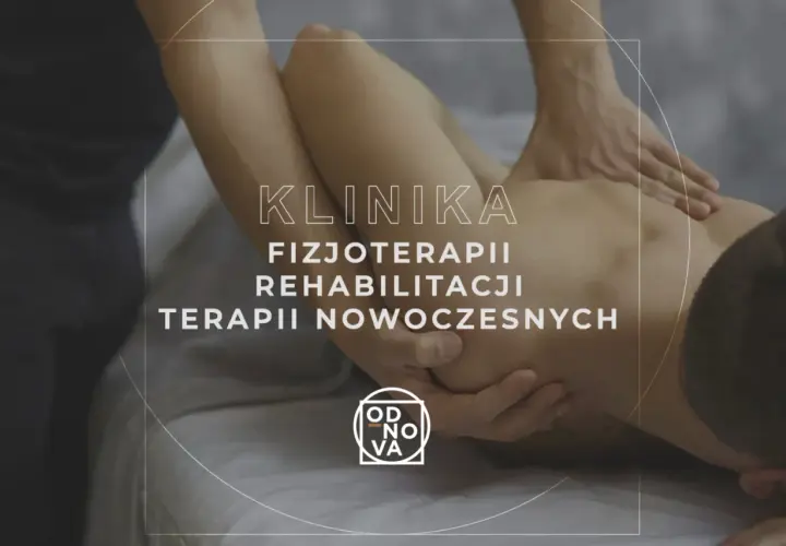 Fizjoterapeuta masuje plecy pacjenta. Na zdjęciu tekst: "KLINIKA FIZJOTERAPII REHABILITACJI TERAPII NOWOCZESNYCH".