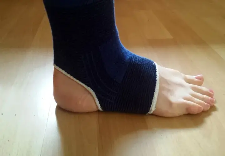 Jak wyleczyć skręconą kostkę: skuteczne metody na szybki powrót do zdrowia
