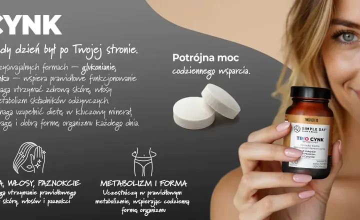 Kobieta trzymająca butelkę suplementu "Trio Cynk" i dwie tabletki.