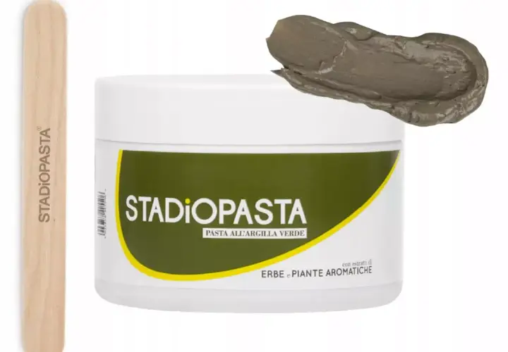 Słoiczek zielonej pasty z zieloną glinką, drewniana szpatułka i próbka pasty.