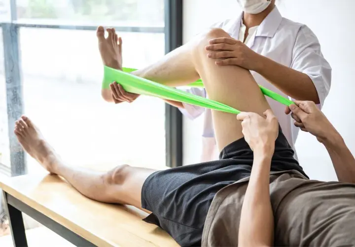 Fizjoterapeuta czym się zajmuje: poznaj jego kluczowe zadania i metody