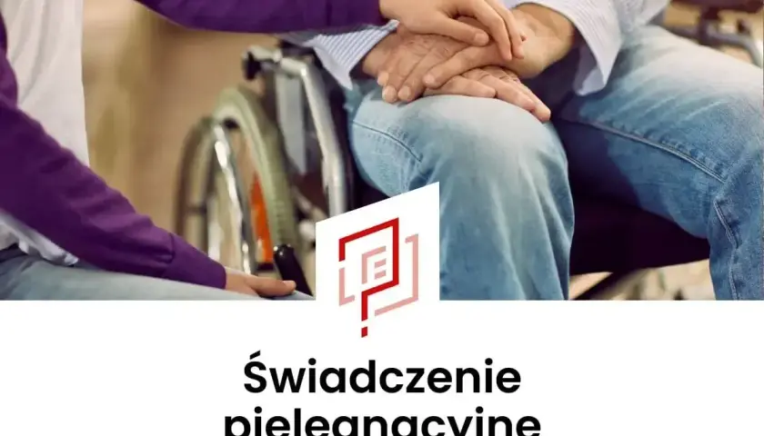 Dłonie młodej osoby i starszej osoby trzymają się nawzajem. Starsza osoba siedzi na wózku inwalidzkim.