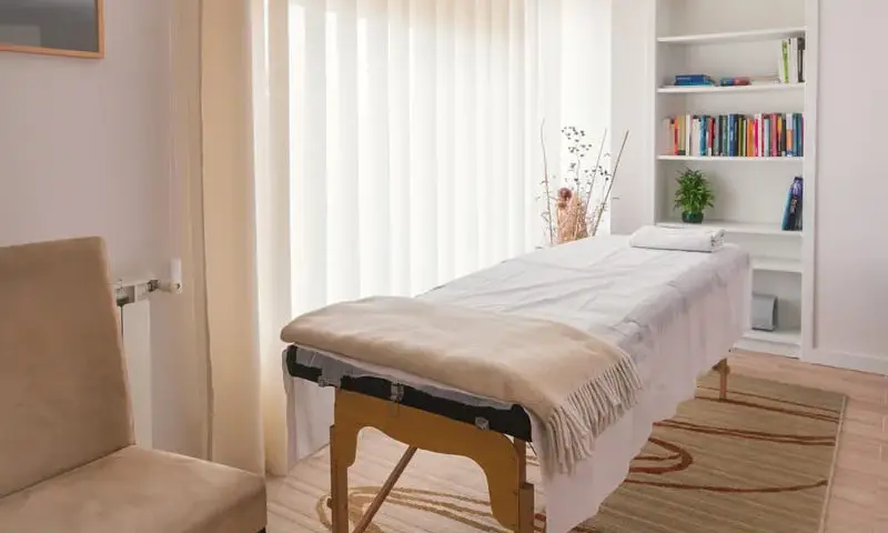 Ile kosztuje wizyta fizjoterapeuty w domu? Ceny i porady, które musisz znać