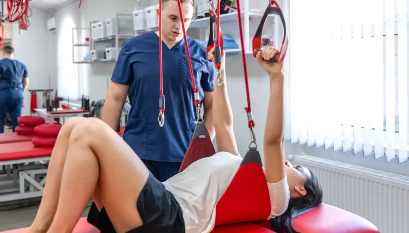 Pacjent po długiej hospitalizacji nadal nie ma siły wstać – skąd bierze się osłabienie i jak planować rehabilitację?
