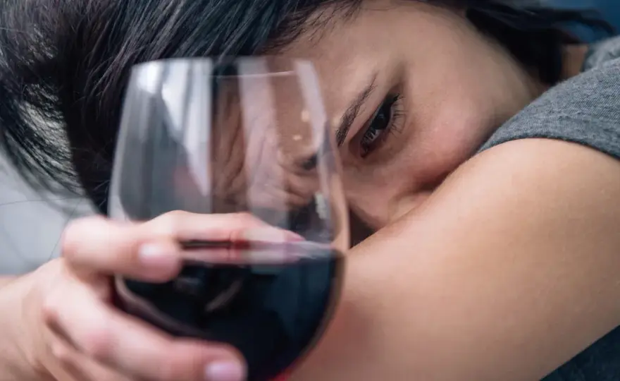 6 objawów uzależnienia od alkoholu - Czy to już problem?