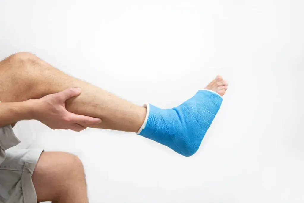 Skręcony staw skokowy ile przerwy – poznaj czas regeneracji i rehabilitacji