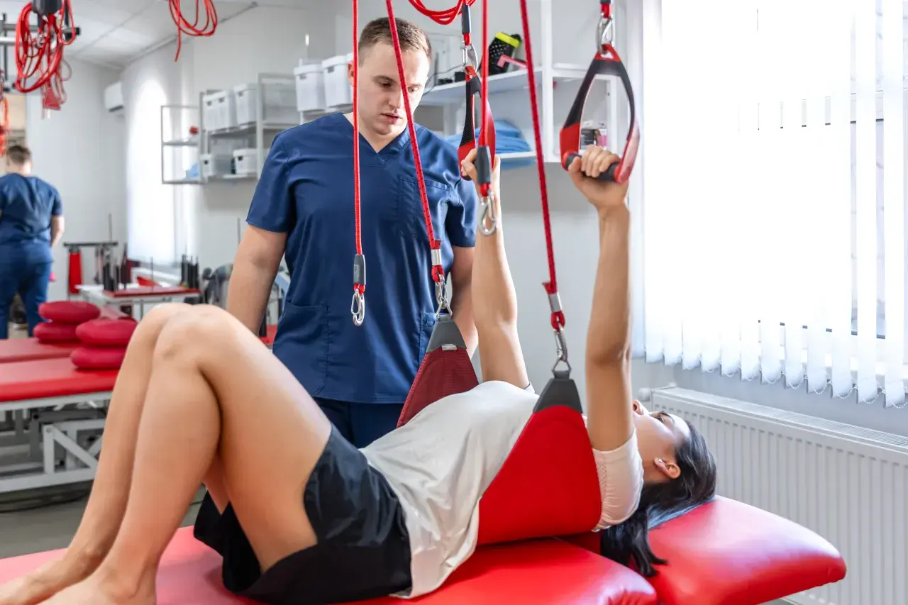 Pacjent po długiej hospitalizacji nadal nie ma siły wstać – skąd bierze się osłabienie i jak planować rehabilitację?