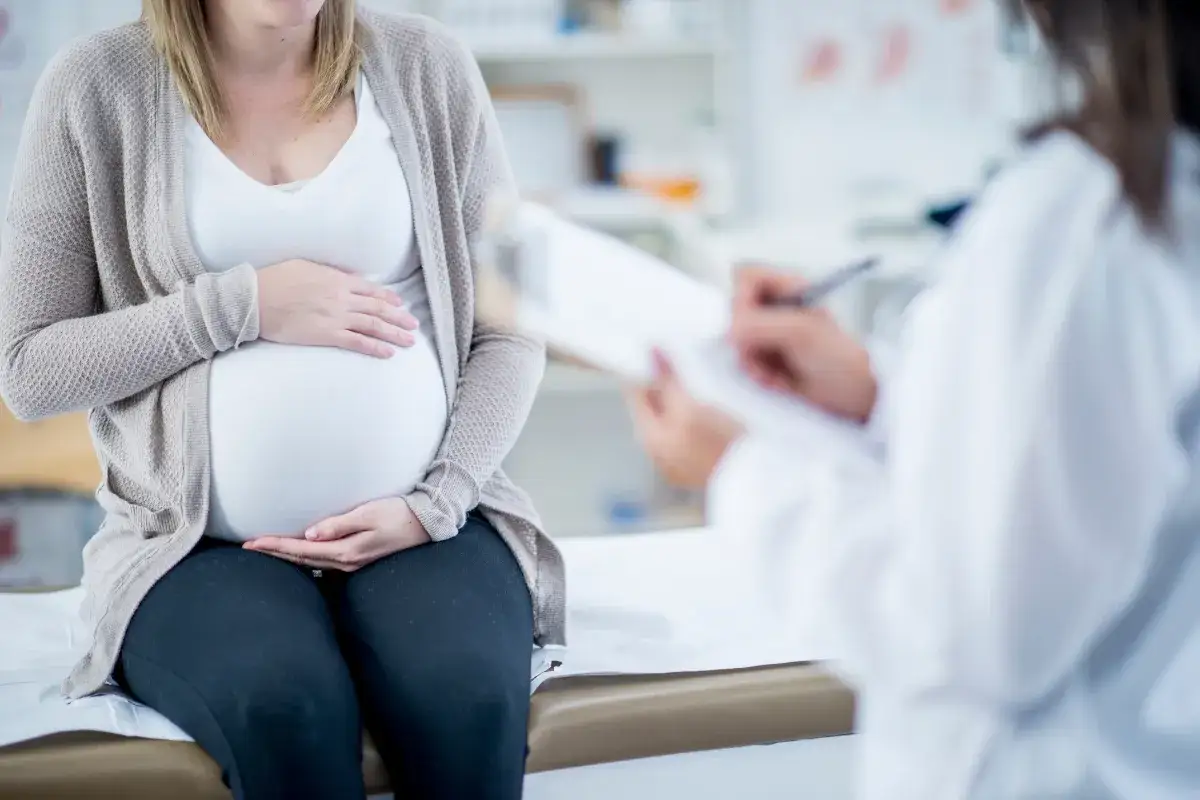Zdjęcie W którym tygodniu ciąży lekarz wystawia zaświadczenie i co warto wiedzieć?